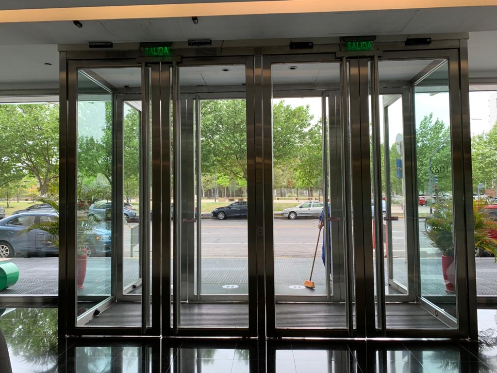 Che ruolo svolgono i sensori automatici per porte girevoli nella progettazione degli edifici e nelle considerazioni di accessibilità? 